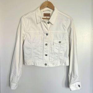 White Levi’s Jean Jacket.